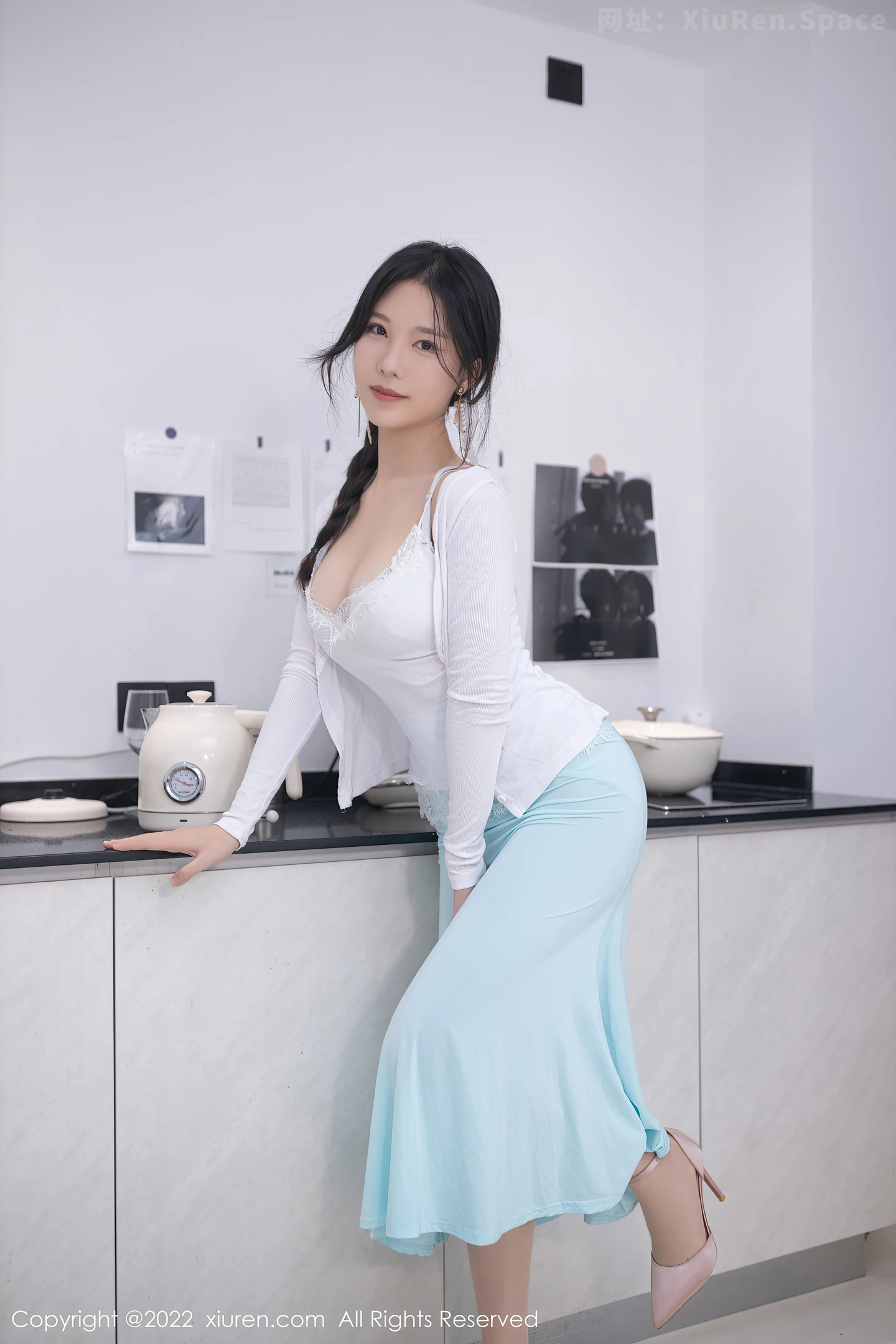 图片[4]-[XiuRen秀人网]VOL.4994 模特利世人妻拍摄主题白色服饰配天蓝色短裙原色丝袜诱惑写真79P-秀人网官方网站